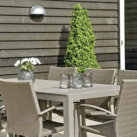 8 Bedroom Lovely In * ブラーバンド