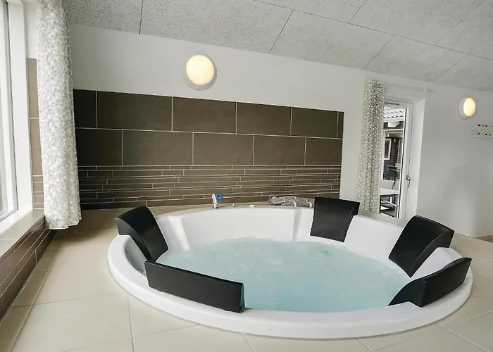 8 Bedroom Lovely In Nyaraló Blåvand